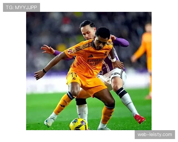 特写：攻入制胜球后，皇马小将尼科-帕斯与看台上父亲隔空相望